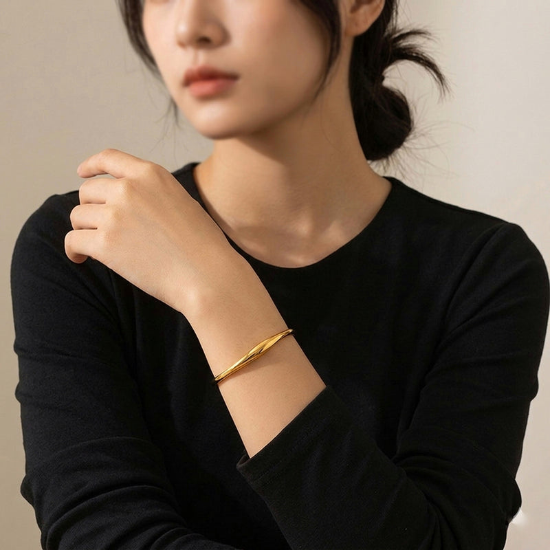 Sleek Leaper Bangle