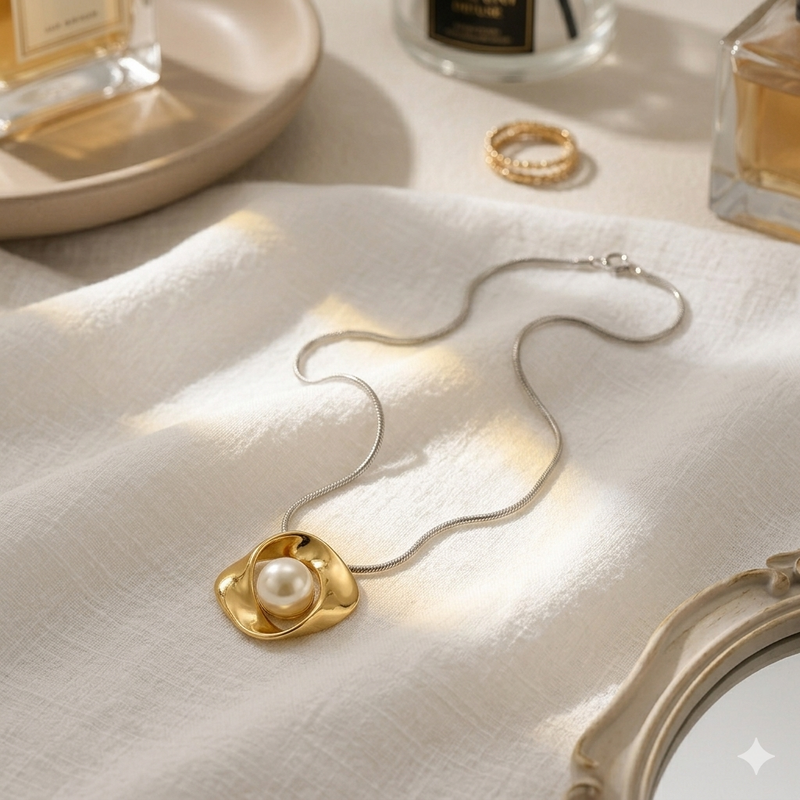 Shelly Pendant Necklace