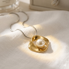 Shelly Pendant Necklace